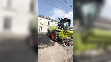Netradiční svatební žert ve Francii: Kamarádi naplnili dům ženicha papírem pomocí řezačky na krmivo