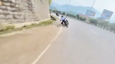 Nehoda motorkáře při rychlé jízdě do zatáčky