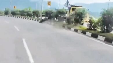 Nehoda motorkáře při rychlé jízdě do zatáčky