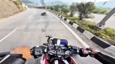 Nehoda motorkáře při rychlé jízdě do zatáčky