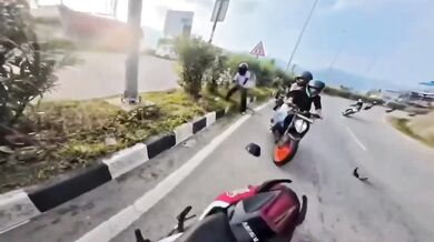 Nehoda motorkáře při rychlé jízdě do zatáčky