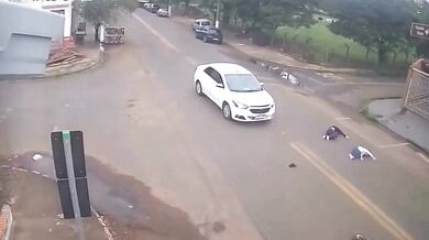 Srážka dětí na elektrické koloběžce s autem v Brazílii
