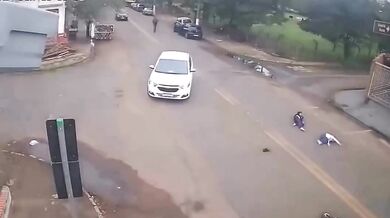 Srážka dětí na elektrické koloběžce s autem v Brazílii