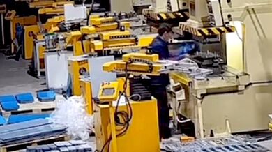Ruka dělníka rozdrcena v hydraulickém stroji
