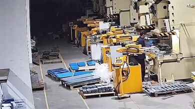 Ruka dělníka rozdrcena v hydraulickém stroji
