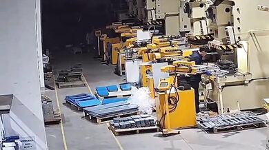 Ruka dělníka rozdrcena v hydraulickém stroji
