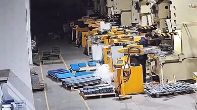 Ruka dělníka rozdrcena v hydraulickém stroji