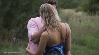 Krásná blondýnka šuká v přírodě u jezera