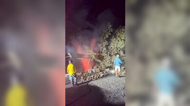 Překvapení při kácení stromu zasáhnutého bleskem: Kmen se rozštípl a uvnitř hořel plameny