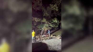 Překvapení při kácení stromu zasáhnutého bleskem: Kmen se rozštípl a uvnitř hořel plameny