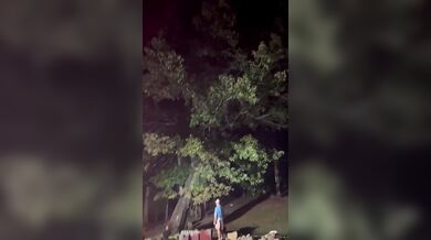 Překvapení při kácení stromu zasáhnutého bleskem: Kmen se rozštípl a uvnitř hořel plameny