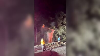 Překvapení při kácení stromu zasáhnutého bleskem: Kmen se rozštípl a uvnitř hořel plameny