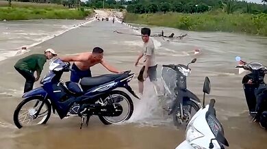 Netradiční mytí motorky ve Vietnamu