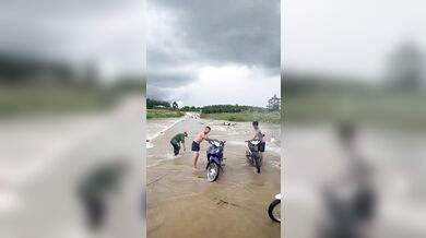Netradiční mytí motorky ve Vietnamu