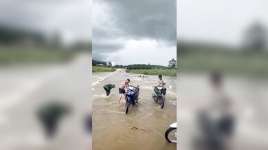 Netradiční mytí motorky ve Vietnamu
