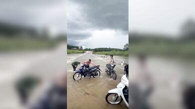 Netradiční mytí motorky ve Vietnamu