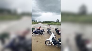 Netradiční mytí motorky ve Vietnamu