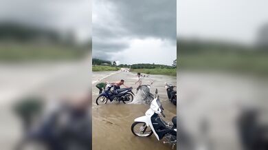 Netradiční mytí motorky ve Vietnamu