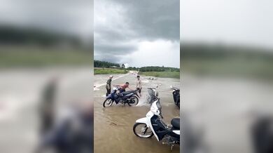 Netradiční mytí motorky ve Vietnamu