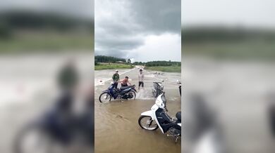 Netradiční mytí motorky ve Vietnamu