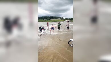Netradiční mytí motorky ve Vietnamu