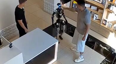 Uražený robot v ruském obchodě: Po strčení napadl zákazníka