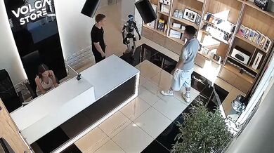 Uražený robot v ruském obchodě: Po strčení napadl zákazníka