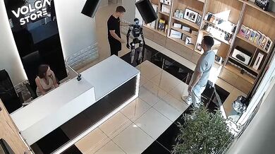 Uražený robot v ruském obchodě: Po strčení napadl zákazníka