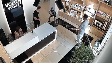 Uražený robot v ruském obchodě: Po strčení napadl zákazníka
