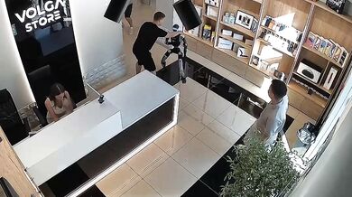 Uražený robot v ruském obchodě: Po strčení napadl zákazníka