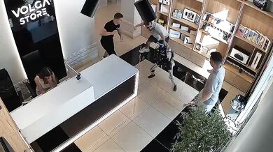 Uražený robot v ruském obchodě: Po strčení napadl zákazníka