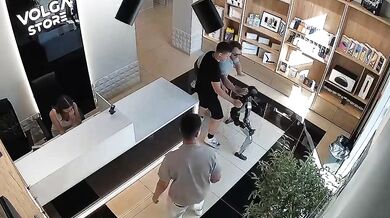 Uražený robot v ruském obchodě: Po strčení napadl zákazníka