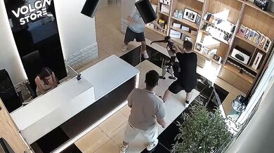 Uražený robot v ruském obchodě: Po strčení napadl zákazníka