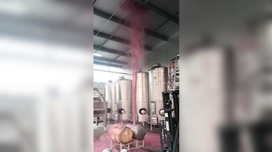 Sud s vínem se pod tlakem proměnil v obří gejzír