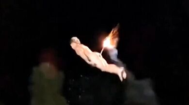 Nebezpečná zábava u bazénu: Mladík jel po skluzavce s pyrotechnikou v zadku