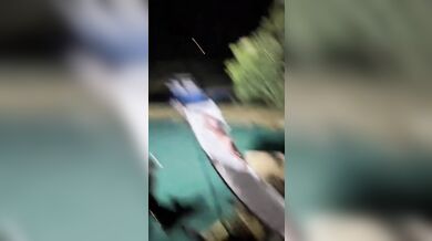 Nebezpečná zábava u bazénu: Mladík jel po skluzavce s pyrotechnikou v zadku