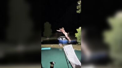 Nebezpečná zábava u bazénu: Mladík jel po skluzavce s pyrotechnikou v zadku