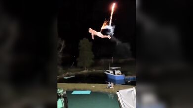 Nebezpečná zábava u bazénu: Mladík jel po skluzavce s pyrotechnikou v zadku