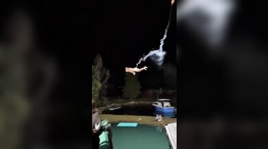 Nebezpečná zábava u bazénu: Mladík jel po skluzavce s pyrotechnikou v zadku