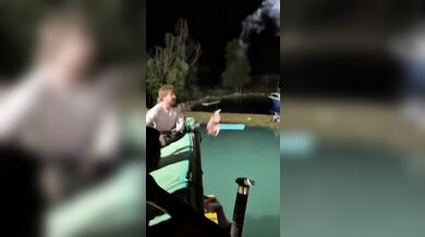 Nebezpečná zábava u bazénu: Mladík jel po skluzavce s pyrotechnikou v zadku