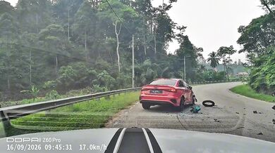 Dvojitá nehoda v Malajsii: Motorkář vjel do protisměru přímo pod auto, druhý skončil na zemi při brzdění