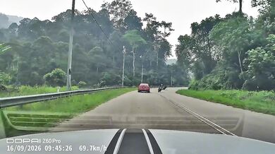 Dvojitá nehoda v Malajsii: Motorkář vjel do protisměru přímo pod auto, druhý skončil na zemi při brzdění