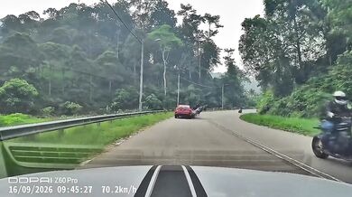 Dvojitá nehoda v Malajsii: Motorkář vjel do protisměru přímo pod auto, druhý skončil na zemi při brzdění