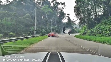 Dvojitá nehoda v Malajsii: Motorkář vjel do protisměru přímo pod auto, druhý skončil na zemi při brzdění