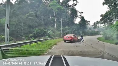Dvojitá nehoda v Malajsii: Motorkář vjel do protisměru přímo pod auto, druhý skončil na zemi při brzdění
