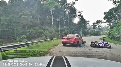 Dvojitá nehoda v Malajsii: Motorkář vjel do protisměru přímo pod auto, druhý skončil na zemi při brzdění