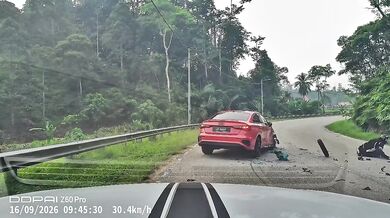 Dvojitá nehoda v Malajsii: Motorkář vjel do protisměru přímo pod auto, druhý skončil na zemi při brzdění