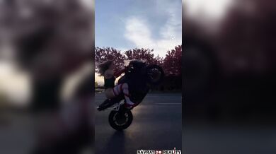 Ženský motowheelie fail