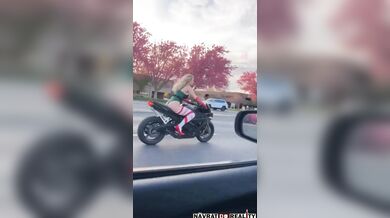 Ženský motowheelie fail