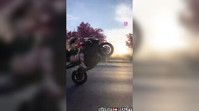 Ženský motowheelie fail